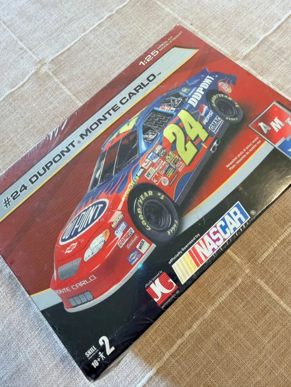 Jeff Gordon Nascar Dupont 2005 Monte Carlo Model AMT-ERTL #24 Model kit #38294
